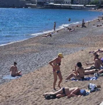 ŽENA NA PLAŽI U CRNOJ GORI ŠOKIRALA LJUDE: Ne kupa se, SVI GLEDAJU ŠTA DRŽI U RUKAMA – “ovo je kraj sveta” (VIDEO) ŽENA NA PLAŽI U CRNOJ GORI ŠOKIRALA LJUDE: Ne kupa se, SVI GLEDAJU ŠTA DRŽI U RUKAMA – “ovo je kraj sveta” (VIDEO) - featured image