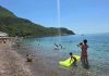 Kupači na plaži u Crnoj Gori NISU MOGLI DA VERUJU OČIMA! Zbog onoga što su videli u PLIĆAKU, odmah su pobjegli… (VIDEO) Kupači na plaži u Crnoj Gori NISU MOGLI DA VERUJU OČIMA! Zbog onoga što su videli u PLIĆAKU, odmah su pobjegli… (VIDEO) - featured image
