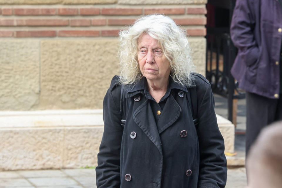Komšije Eve Ras digle uzbunu: „Zabrinuti smo za nju, niko nije očekivao da će ovako izgledati njen život“ Prosi na ulici, ne brine o sebi više, uužas - featured image Komšije Eve Ras digle uzbunu: „Zabrinuti smo za nju, niko nije očekivao da će ovako izgledati njen život“ Prosi na ulici, ne brine o sebi više, uužas - featured image