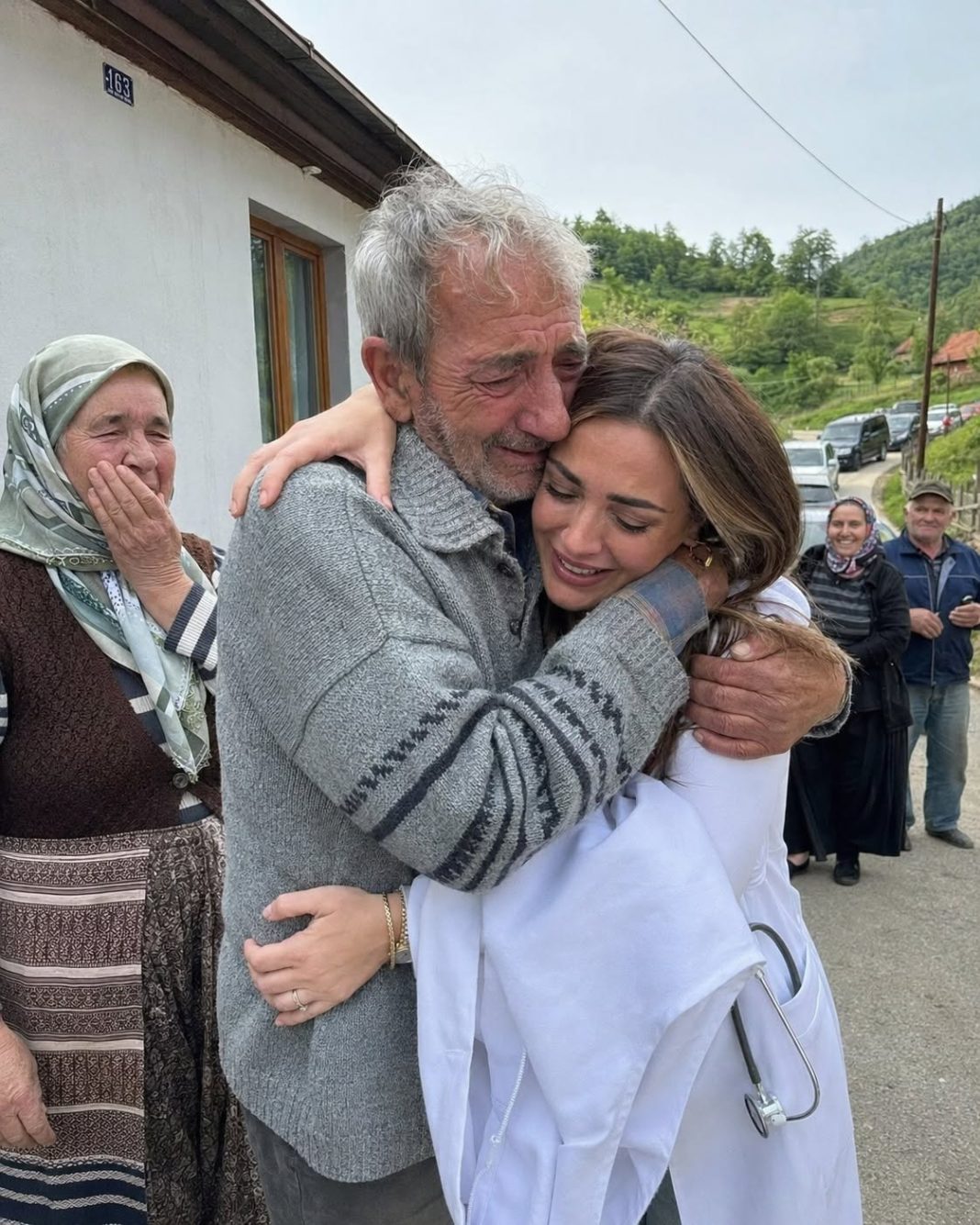 Prodao je posljednji komad zemlje da školuje kćer — a 11 godina kasnije kolona automobila pred njegovom kućom natjerala je cijelo selo na suze - featured image Prodao je posljednji komad zemlje da školuje kćer — a 11 godina kasnije kolona automobila pred njegovom kućom natjerala je cijelo selo na suze - featured image
