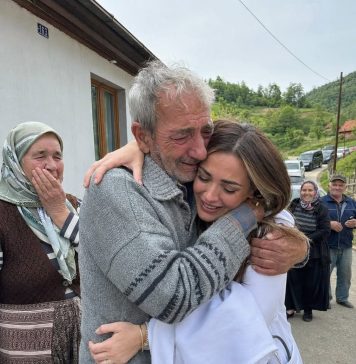 Prodao je posljednji komad zemlje da školuje kćer — a 11 godina kasnije kolona automobila pred njegovom kućom natjerala je cijelo selo na suze Prodao je posljednji komad zemlje da školuje kćer — a 11 godina kasnije kolona automobila pred njegovom kućom natjerala je cijelo selo na suze - featured image