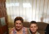 Mali dečak je rekao u školi: „Baka mi svake noći vezuje ruke.“ Kada je njegova učiteljica ušla u kuću sa policijom, sledila se od onoga što je ugledala 😱💔 Mali dečak je rekao u školi: „Baka mi svake noći vezuje ruke.“ Kada je njegova učiteljica ušla u kuću sa policijom, sledila se od onoga što je ugledala 😱💔 - featured image