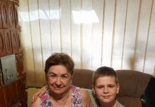 Mali dečak je rekao u školi: „Baka mi svake noći vezuje ruke.“ Kada je njegova učiteljica ušla u kuću sa policijom, sledila se od onoga što je ugledala 😱💔 Mali dečak je rekao u školi: „Baka mi svake noći vezuje ruke.“ Kada je njegova učiteljica ušla u kuću sa policijom, sledila se od onoga što je ugledala 😱💔 - featured image
