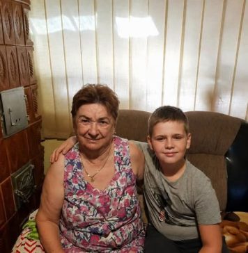 Mali dečak je rekao u školi: „Baka mi svake noći vezuje ruke.“ Kada je njegova učiteljica ušla u kuću sa policijom, sledila se od onoga što je ugledala 😱💔 Mali dečak je rekao u školi: „Baka mi svake noći vezuje ruke.“ Kada je njegova učiteljica ušla u kuću sa policijom, sledila se od onoga što je ugledala 😱💔 - featured image