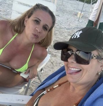 „Moja najbolja prijateljica već 37 godina zamolila me tijekom godišnjeg odmora da snimimo JOŠ JEDNU POSLJEDNJU fotografiju zajedno — kao prijateljice. Kad sam je pitala zašto je rekla ‘posljednju’, nasmiješila se i odgovorila: ‘Jer ćeš sutra saznati tko sam ja zapravo…’“ „Moja najbolja prijateljica već 37 godina zamolila me tijekom godišnjeg odmora da snimimo JOŠ JEDNU POSLJEDNJU fotografiju zajedno — kao prijateljice. Kad sam je pitala zašto je rekla ‘posljednju’, nasmiješila se i odgovorila: ‘Jer ćeš sutra saznati tko sam ja zapravo…’“ - featured image