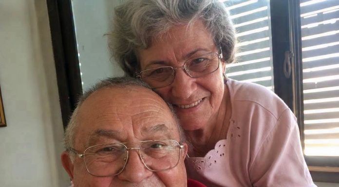 Bili smo u braku 56 godina kada je naša unuka objavila ovu fotografiju na Fejsbuku… Dva sata kasnije, žena koju niko od nas nije poznavao napisala je u komentaru: „Molim vas, nemojte brisati ovu fotografiju. Taj čovek je moj otac.“ Bili smo u braku 56 godina kada je naša unuka objavila ovu fotografiju na Fejsbuku… Dva sata kasnije, žena koju niko od nas nije poznavao napisala je u komentaru: „Molim vas, nemojte brisati ovu fotografiju. Taj čovek je moj otac.“ - featured image