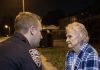 U tri sata ujutro policija je primila neobičan poziv: jedan građanin prijavio je da njegova susjeda sjedi na pločniku ulice. Ono što su policajci pronašli u njezinu domu ostavilo ih je bez riječi 😮 U tri sata ujutro policija je primila neobičan poziv: jedan građanin prijavio je da njegova susjeda sjedi na pločniku ulice. Ono što su policajci pronašli u njezinu domu ostavilo ih je bez riječi 😮 - featured image