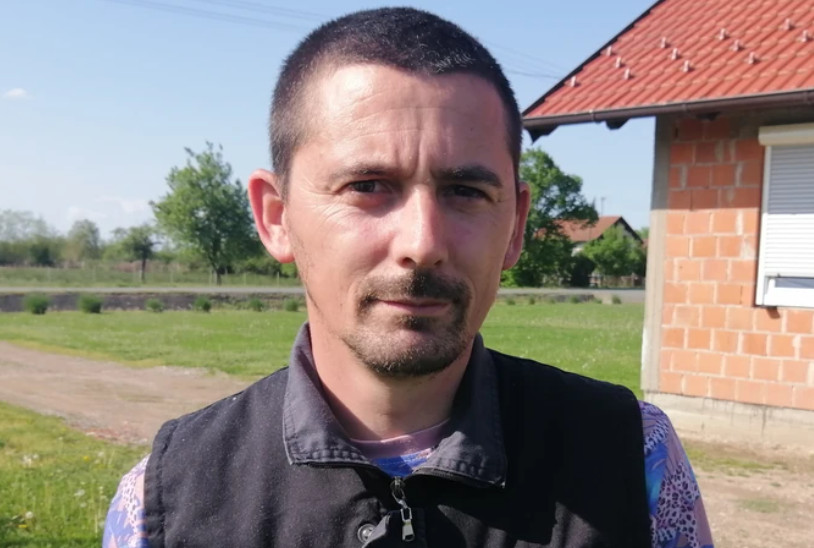 Ovaj Bosanac ima NAJLUĐE IME na Balkanu! Pop mu zato ZABRANIO ULAZAK U CRKVU, a policija ga pušta BEZ KAZNE kad zgreši: Ček samo da čujete KAKO MU SE BRAĆA ZOVU - featured image Ovaj Bosanac ima NAJLUĐE IME na Balkanu! Pop mu zato ZABRANIO ULAZAK U CRKVU, a policija ga pušta BEZ KAZNE kad zgreši: Ček samo da čujete KAKO MU SE BRAĆA ZOVU - featured image