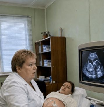 Žena u osmom mesecu trudnoće otišla je na ultrazvuk, ali čim je doktorka pogledala u monitor, preplašenim glasom je rekla: „Ne smete da se vratite kući. Ostavite muža.“ 😳 Žena u osmom mesecu trudnoće otišla je na ultrazvuk, ali čim je doktorka pogledala u monitor, preplašenim glasom je rekla: „Ne smete da se vratite kući. Ostavite muža.“ 😳 - featured image