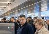 Sasvim slučajno sam videla kako moj muž krije čudnu kutiju u mom koferu, pa sam je krišom prebacila u kofer njegove sekretarice. Kada smo prolazili kroz bezbednosnu kontrolu, iznenada se upalilo crveno svetlo, a desetine policajaca potrčale su prema nama 😳 Sasvim slučajno sam videla kako moj muž krije čudnu kutiju u mom koferu, pa sam je krišom prebacila u kofer njegove sekretarice. Kada smo prolazili kroz bezbednosnu kontrolu, iznenada se upalilo crveno svetlo, a desetine policajaca potrčale su prema nama 😳 - featured image