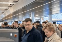 Sasvim slučajno sam videla kako moj muž krije čudnu kutiju u mom koferu, pa sam je krišom prebacila u kofer njegove sekretarice. Kada smo prolazili kroz bezbednosnu kontrolu, iznenada se upalilo crveno svetlo, a desetine policajaca potrčale su prema nama 😳 Sasvim slučajno sam videla kako moj muž krije čudnu kutiju u mom koferu, pa sam je krišom prebacila u kofer njegove sekretarice. Kada smo prolazili kroz bezbednosnu kontrolu, iznenada se upalilo crveno svetlo, a desetine policajaca potrčale su prema nama 😳 - featured image
