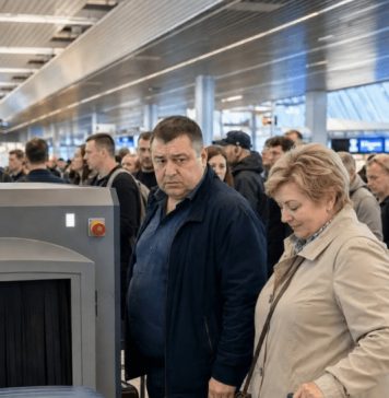 Sasvim slučajno sam videla kako moj muž krije čudnu kutiju u mom koferu, pa sam je krišom prebacila u kofer njegove sekretarice. Kada smo prolazili kroz bezbednosnu kontrolu, iznenada se upalilo crveno svetlo, a desetine policajaca potrčale su prema nama 😳 Sasvim slučajno sam videla kako moj muž krije čudnu kutiju u mom koferu, pa sam je krišom prebacila u kofer njegove sekretarice. Kada smo prolazili kroz bezbednosnu kontrolu, iznenada se upalilo crveno svetlo, a desetine policajaca potrčale su prema nama 😳 - featured image
