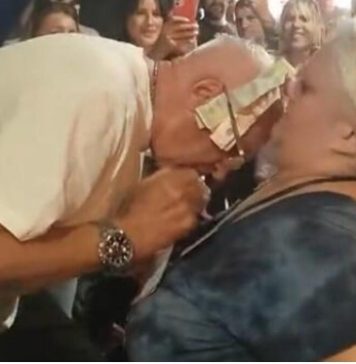 SRBI ZGROŽENI ZBOG SNIMKA SA ŠABAČKOG VAŠARA! Nabijao joj MIKROFON u grudi, a onda ZARIO GLAVU u dubine! SRBI ZGROŽENI ZBOG SNIMKA SA ŠABAČKOG VAŠARA! Nabijao joj MIKROFON u grudi, a onda ZARIO GLAVU u dubine! - featured image