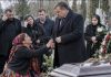 Romkinja je pala na koljena pred bogatašem kod groba: „Platit ću ti životom — samo otvori lijes.“ Ožalošćeni su vrtjeli prstom po glavi. Ali kada su ipak podigli poklopac, ljudima su se odsjekle noge… 😲😲😲 Romkinja je pala na koljena pred bogatašem kod groba: „Platit ću ti životom — samo otvori lijes.“ Ožalošćeni su vrtjeli prstom po glavi. Ali kada su ipak podigli poklopac, ljudima su se odsjekle noge… 😲😲😲 - featured image