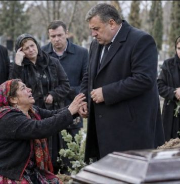 Romkinja je pala na koljena pred bogatašem kod groba: „Platit ću ti životom — samo otvori lijes.“ Ožalošćeni su vrtjeli prstom po glavi. Ali kada su ipak podigli poklopac, ljudima su se odsjekle noge… 😲😲😲 Romkinja je pala na koljena pred bogatašem kod groba: „Platit ću ti životom — samo otvori lijes.“ Ožalošćeni su vrtjeli prstom po glavi. Ali kada su ipak podigli poklopac, ljudima su se odsjekle noge… 😲😲😲 - featured image