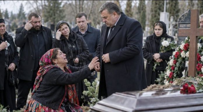 Romkinja je pala na koljena pred bogatašem kod groba: „Platit ću ti životom — samo otvori lijes.“ Ožalošćeni su vrtjeli prstom po glavi. Ali kada su ipak podigli poklopac, ljudima su se odsjekle noge… 😲😲😲 Romkinja je pala na koljena pred bogatašem kod groba: „Platit ću ti životom — samo otvori lijes.“ Ožalošćeni su vrtjeli prstom po glavi. Ali kada su ipak podigli poklopac, ljudima su se odsjekle noge… 😲😲😲 - featured image