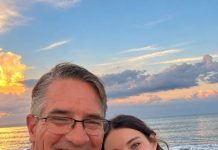 Otac me odveo na plažu i rekao da želi da zajedno snimimo najljepšu fotografiju u svom životu. Ali kada sam tu fotografiju poslala majci, odmah me nazvala u suzama i rekla: „Kćeri, udalji se od njega! Nemaš pojma tko je taj čovjek zapravo…“ 😨💔 Otac me odveo na plažu i rekao da želi da zajedno snimimo najljepšu fotografiju u svom životu. Ali kada sam tu fotografiju poslala majci, odmah me nazvala u suzama i rekla: „Kćeri, udalji se od njega! Nemaš pojma tko je taj čovjek zapravo…“ 😨💔 - featured image