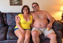 Sa 64 godine udala sam se za muškarca od 31 godine. Šest mjeseci kasnije primijetila sam da svake večeri potajno dodaje nešto u moje piće i inzistira da ga popijem do posljednje kapi. Jedne večeri odbila sam ga popiti i odnijela uzorak u laboratorij. Kad je liječnik vidio rezultate, problijedio je, odmah zatvorio vrata i upitao me: „GOSPOĐO, ZNA LI VAŠ SUPRUG DA STE OVDJE?“… Sa 64 godine udala sam se za muškarca od 31 godine. Šest mjeseci kasnije primijetila sam da svake večeri potajno dodaje nešto u moje piće i inzistira da ga popijem do posljednje kapi. Jedne večeri odbila sam ga popiti i odnijela uzorak u laboratorij. Kad je liječnik vidio rezultate, problijedio je, odmah zatvorio vrata i upitao me: „GOSPOĐO, ZNA LI VAŠ SUPRUG DA STE OVDJE?“… - featured image