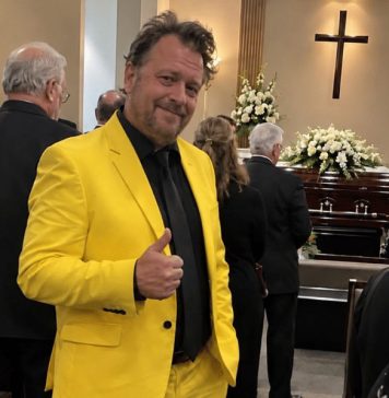 Moj brat došao je na očev sprovod u jarko žutom odijelu i odmah sam se naljutila. Svi ostali muškarci u kapelici nosili su crno, tamnosivo ili ugljenosivo. A onda je ušao Eric.․․🙄🫤😱 Moj brat došao je na očev sprovod u jarko žutom odijelu i odmah sam se naljutila. Svi ostali muškarci u kapelici nosili su crno, tamnosivo ili ugljenosivo. A onda je ušao Eric.․․🙄🫤😱 - featured image