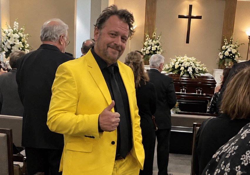 Moj brat došao je na očev sprovod u jarko žutom odijelu i odmah sam se naljutila. Svi ostali muškarci u kapelici nosili su crno, tamnosivo ili ugljenosivo. A onda je ušao Eric.․․🙄🫤😱 - featured image Moj brat došao je na očev sprovod u jarko žutom odijelu i odmah sam se naljutila. Svi ostali muškarci u kapelici nosili su crno, tamnosivo ili ugljenosivo. A onda je ušao Eric.․․🙄🫤😱 - featured image
