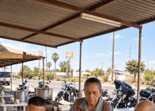 Četvorica motorista naručila su hranu u malom restoranu pored puta, a zatim otišla ne plativši račun jer su mislila da im siromašna starica, vlasnica restorana, ne može ništa učiniti. Ali ti muškarci nisu mogli ni zamisliti s kim su se zapravo zakačili. 😳 Četvorica motorista naručila su hranu u malom restoranu pored puta, a zatim otišla ne plativši račun jer su mislila da im siromašna starica, vlasnica restorana, ne može ništa učiniti. Ali ti muškarci nisu mogli ni zamisliti s kim su se zapravo zakačili. 😳 - featured image