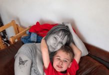 Majka se utopila i donijeli su je kući kako bi je pokopali, ali baš kad su se spremali zatvoriti lijes, njezin petogodišnji sin iznenada je povikao… 😨😨 Majka se utopila i donijeli su je kući kako bi je pokopali, ali baš kad su se spremali zatvoriti lijes, njezin petogodišnji sin iznenada je povikao… 😨😨 - featured image