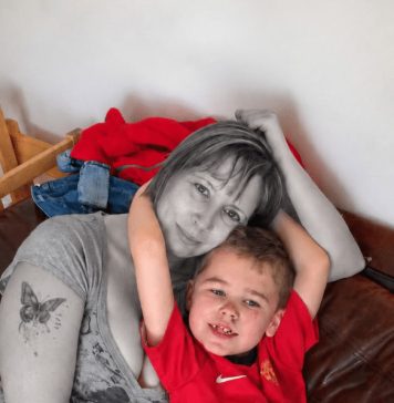 Majka se utopila i donijeli su je kući kako bi je pokopali, ali baš kad su se spremali zatvoriti lijes, njezin petogodišnji sin iznenada je povikao… 😨😨 Majka se utopila i donijeli su je kući kako bi je pokopali, ali baš kad su se spremali zatvoriti lijes, njezin petogodišnji sin iznenada je povikao… 😨😨 - featured image
