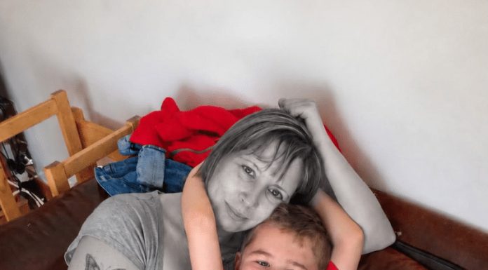 Majka se utopila i donijeli su je kući kako bi je pokopali, ali baš kad su se spremali zatvoriti lijes, njezin petogodišnji sin iznenada je povikao… 😨😨 Majka se utopila i donijeli su je kući kako bi je pokopali, ali baš kad su se spremali zatvoriti lijes, njezin petogodišnji sin iznenada je povikao… 😨😨 - featured image