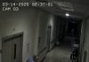 Bolnička nadzorna kamera snimila me kako plešem dok sam čistila u 2:37 ujutro… Nekoliko sekundi kasnije, mlada djevojka koja je vukla jednu nogu počela me progoniti, a ja sam vrišteći trčala po pomoć. No kada su zaštitari otkrili tko je ona, svi su zanijemili… 😨 Bolnička nadzorna kamera snimila me kako plešem dok sam čistila u 2:37 ujutro… Nekoliko sekundi kasnije, mlada djevojka koja je vukla jednu nogu počela me progoniti, a ja sam vrišteći trčala po pomoć. No kada su zaštitari otkrili tko je ona, svi su zanijemili… 😨 - featured image