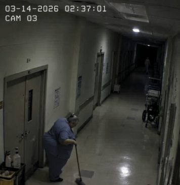 Bolnička nadzorna kamera snimila me kako plešem dok sam čistila u 2:37 ujutro… Nekoliko sekundi kasnije, mlada djevojka koja je vukla jednu nogu počela me progoniti, a ja sam vrišteći trčala po pomoć. No kada su zaštitari otkrili tko je ona, svi su zanijemili… 😨 Bolnička nadzorna kamera snimila me kako plešem dok sam čistila u 2:37 ujutro… Nekoliko sekundi kasnije, mlada djevojka koja je vukla jednu nogu počela me progoniti, a ja sam vrišteći trčala po pomoć. No kada su zaštitari otkrili tko je ona, svi su zanijemili… 😨 - featured image