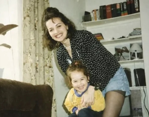 Rođena je na Kosovu i Metohiji, od majke Vere i oca Albanca koji je ćerku sa 13 godina uveo u svet estrade: Vaspitali je da bude porodična, a nema skandaloznije Rođena je na Kosovu i Metohiji, od majke Vere i oca Albanca koji je ćerku sa 13 godina uveo u svet estrade: Vaspitali je da bude porodična, a nema skandaloznije - featured image