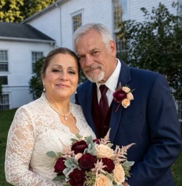 Sa 61 godinu oženio sam svoju prvu ljubav… Ali tokom naše bračne noći, kada sam joj pažljivo skinuo haljinu, ono što sam ugledao ispod nje slomilo mi je srce. Sa 61 godinu oženio sam svoju prvu ljubav… Ali tokom naše bračne noći, kada sam joj pažljivo skinuo haljinu, ono što sam ugledao ispod nje slomilo mi je srce. - featured image