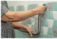 Koliko puta nedeljno se treba tuširati nakon 65. godine: Dermatolog iznenadio odgovorom Koliko puta nedeljno se treba tuširati nakon 65. godine: Dermatolog iznenadio odgovorom - featured image