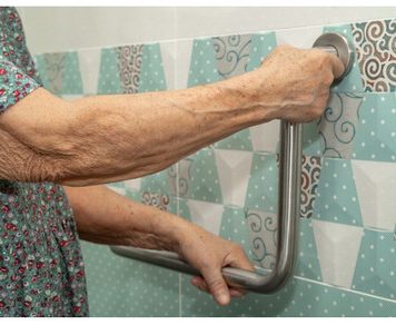 Koliko puta nedeljno se treba tuširati nakon 65. godine: Dermatolog iznenadio odgovorom Koliko puta nedeljno se treba tuširati nakon 65. godine: Dermatolog iznenadio odgovorom - featured image
