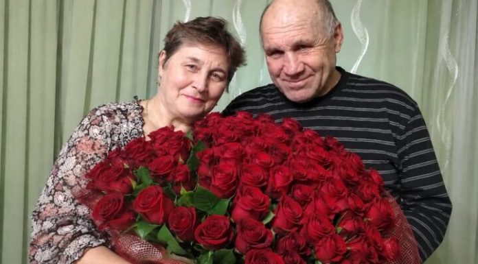 Moj muž nikada nije bio romantičan. Ali na moj 66. rođendan iznenada je došao kući sa 101 crvenom ružom i zamolio me da se fotografiram s njim… Pomislila sam da se napokon promijenio. Ali ono što je učinio s našom fotografijom natjeralo me da preispitam cijeli naš 42-godišnji brak… Moj muž nikada nije bio romantičan. Ali na moj 66. rođendan iznenada je došao kući sa 101 crvenom ružom i zamolio me da se fotografiram s njim… Pomislila sam da se napokon promijenio. Ali ono što je učinio s našom fotografijom natjeralo me da preispitam cijeli naš 42-godišnji brak… - featured image
