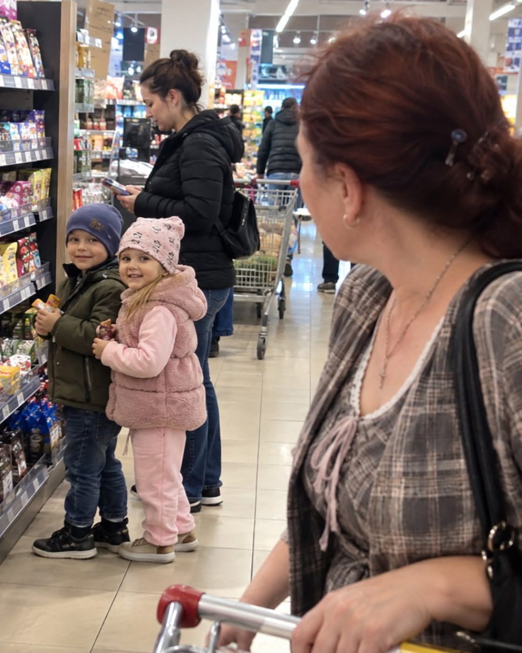 😱💔 U supermarketu sam vidjela dva dječaka koji su izgledali potpuno isto kao moj sin. Pet minuta kasnije otkrila sam tajnu koja je uništila moju obitelj. - featured image 😱💔 U supermarketu sam vidjela dva dječaka koji su izgledali potpuno isto kao moj sin. Pet minuta kasnije otkrila sam tajnu koja je uništila moju obitelj. - featured image