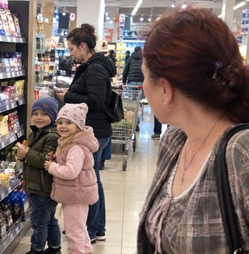 😱💔 U supermarketu sam vidjela dva dječaka koji su izgledali potpuno isto kao moj sin. Pet minuta kasnije otkrila sam tajnu koja je uništila moju obitelj. 😱💔 U supermarketu sam vidjela dva dječaka koji su izgledali potpuno isto kao moj sin. Pet minuta kasnije otkrila sam tajnu koja je uništila moju obitelj. - featured image