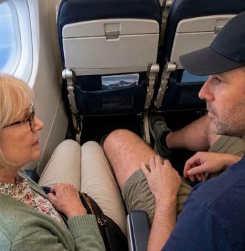 Muškarac je satima zauzimao deo mog sedišta u avionu! Kada sam ga zamolila da se pomeri, nasmejao se: „Tako ste sitni! Zašto vam treba toliko prostora?“ Ali kada se vratio iz toaleta, ukočio se od šoka i besno povikao: „ŠTA STE TO URADILI?!“ Muškarac je satima zauzimao deo mog sedišta u avionu! Kada sam ga zamolila da se pomeri, nasmejao se: „Tako ste sitni! Zašto vam treba toliko prostora?“ Ali kada se vratio iz toaleta, ukočio se od šoka i besno povikao: „ŠTA STE TO URADILI?!“ - featured image