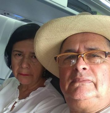 Nakon 52 godine braka, moj muž me je poveo avionom, ne rekavši mi kuda idemo. Na polovini leta, čvrsto mi je stegao ruku i šapnuo: „Posle današnjeg dana, svoju decu više nikada nećeš videti.“ Zurila sam u čoveka s kojim sam provela čitav život, prestravljena onim što je time želeo da kaže… Nakon 52 godine braka, moj muž me je poveo avionom, ne rekavši mi kuda idemo. Na polovini leta, čvrsto mi je stegao ruku i šapnuo: „Posle današnjeg dana, svoju decu više nikada nećeš videti.“ Zurila sam u čoveka s kojim sam provela čitav život, prestravljena onim što je time želeo da kaže… - featured image