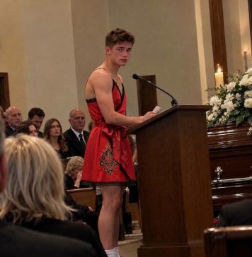Najbolji prijatelj mog sina pojavio se na njegovoj sahrani u jarkocrvenoj haljini. Moj muž je već ustajao kako bi ga zamolio da napusti kapelu, a ja sam ga očajnički pokušavala zaustaviti. Međutim, kada je mladić konačno stao za mikrofon, otkrio je razgovor koji je vodio s našim sinom, a za koji ni moj muž ni ja nismo znali. Ono što je sljedeće rekao rasplakalo je sve prisutne u kapeli. Najbolji prijatelj mog sina pojavio se na njegovoj sahrani u jarkocrvenoj haljini. Moj muž je već ustajao kako bi ga zamolio da napusti kapelu, a ja sam ga očajnički pokušavala zaustaviti. Međutim, kada je mladić konačno stao za mikrofon, otkrio je razgovor koji je vodio s našim sinom, a za koji ni moj muž ni ja nismo znali. Ono što je sljedeće rekao rasplakalo je sve prisutne u kapeli. - featured image