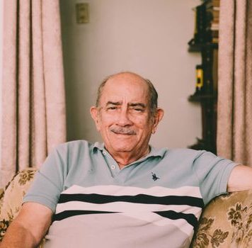 Zašto sam napustio ženu nakon 23 godine braka: Niko nije vidio da sam bio prisiljen godinama trpjeti ovih 10 stvari „Moj 76-godišnji djed svaki me dan vodio u šumu i tjerao da se skinem dok ne bih ostala gotovo polunaga. No jednog dana moja nas je majka potajno slijedila i začula neobične krikove koji su dopirali iz dubine šume. Kad se približila i vidjela što zapravo radimo, srce joj se slomilo. Pala je na koljena i briznula u plač…” - content image