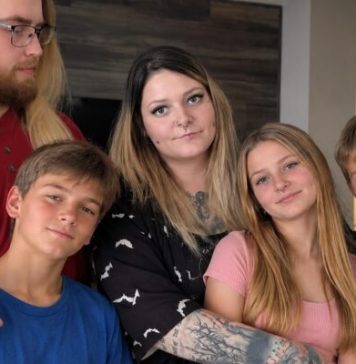 Moja supruga umrla je zbog ovisnosti o drogama, a ja sam 14 godina sam odgajao naše troje djece, skrivajući od njih koliko su naši financijski problemi zapravo bili ozbiljni… Sve do jedne večeri kada sam ih zatekao kako potajno broje novac. A ono što sam zatim čuo doslovno mi je slomilo srce!!!! Moja supruga umrla je zbog ovisnosti o drogama, a ja sam 14 godina sam odgajao naše troje djece, skrivajući od njih koliko su naši financijski problemi zapravo bili ozbiljni… Sve do jedne večeri kada sam ih zatekao kako potajno broje novac. A ono što sam zatim čuo doslovno mi je slomilo srce!!!! - featured image