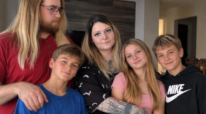 Moja supruga umrla je zbog ovisnosti o drogama, a ja sam 14 godina sam odgajao naše troje djece, skrivajući od njih koliko su naši financijski problemi zapravo bili ozbiljni… Sve do jedne večeri kada sam ih zatekao kako potajno broje novac. A ono što sam zatim čuo doslovno mi je slomilo srce!!!! Moja supruga umrla je zbog ovisnosti o drogama, a ja sam 14 godina sam odgajao naše troje djece, skrivajući od njih koliko su naši financijski problemi zapravo bili ozbiljni… Sve do jedne večeri kada sam ih zatekao kako potajno broje novac. A ono što sam zatim čuo doslovno mi je slomilo srce!!!! - featured image